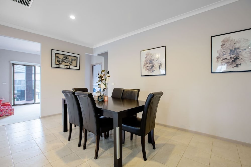 Фото Gorgeous 4br Home in Point Cook