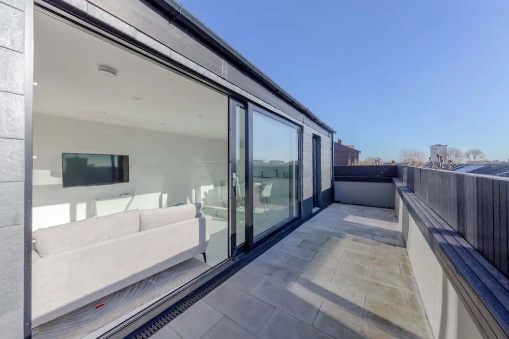 Фото Unique and Sun Filled 2 Bedroom Flat With Balcony -hackney