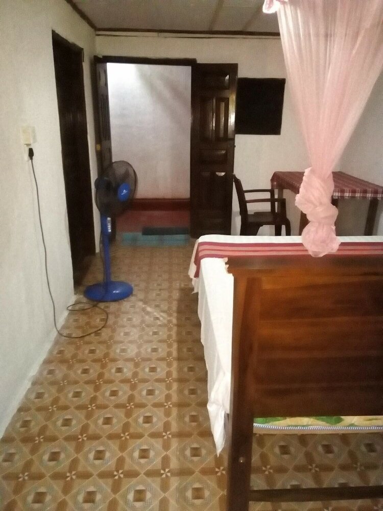 Фото Thevindu guest & red mud resturent