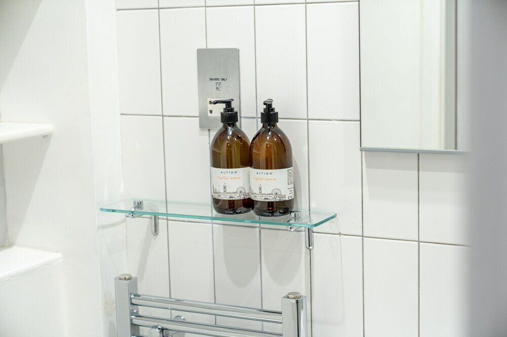 Фото Altido Elegant 4 Br House W/Deskspace, Moments From Angel