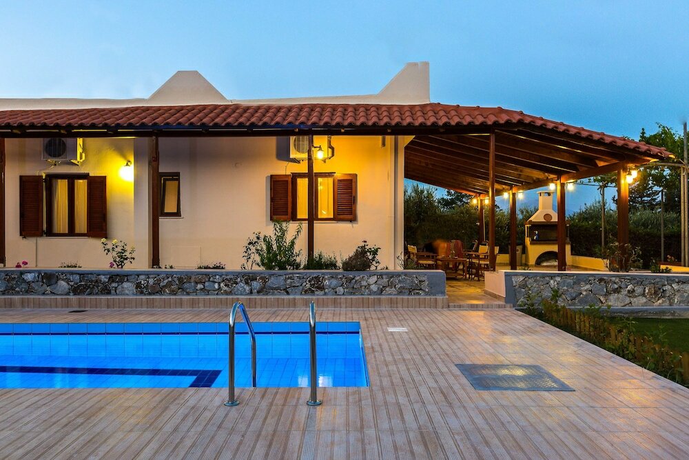 Фото Gorgeous Villa With Pool & Gardens