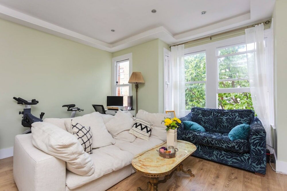 Фото Stunning 2 Bedroom Apartment in Maida Vale With a Garden