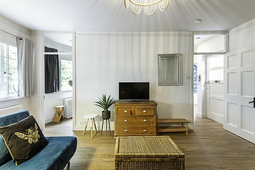 Фото Highgate Haven: A Beautiful Apartment
