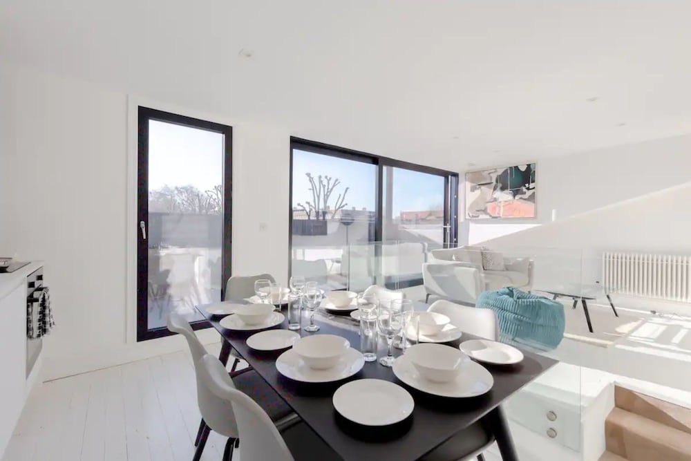 Фото Unique and Sun Filled 2 Bedroom Flat With Balcony -hackney