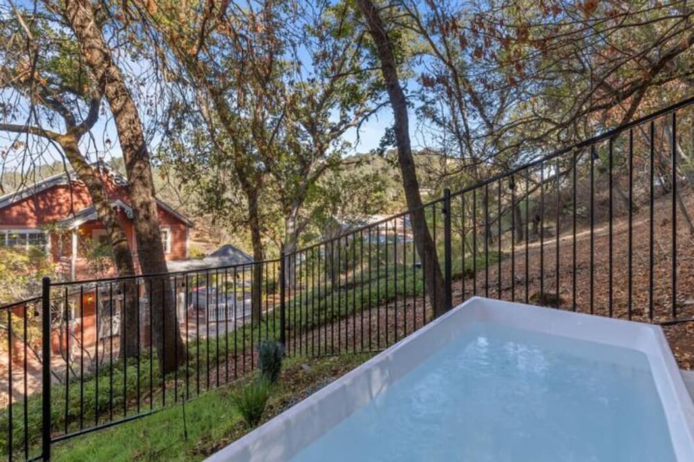 Фото Immersive Suite with Pool & Hot Tub