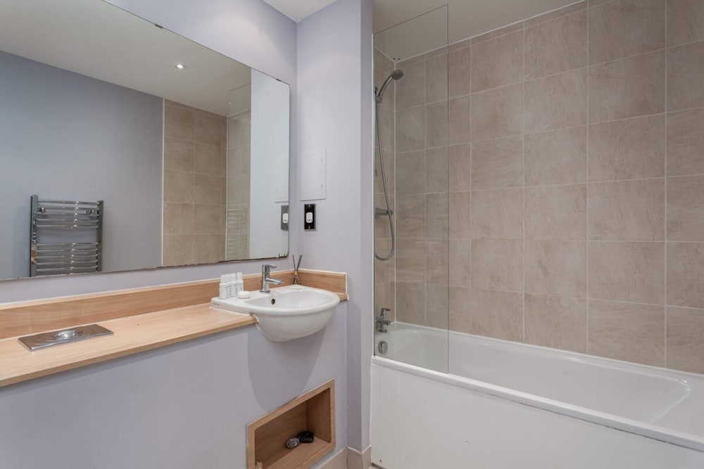 Фото Bright and Stylish Kennington Gem