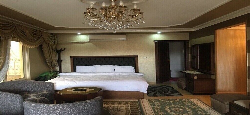 Фото Penthouse Apartment Pyramids view