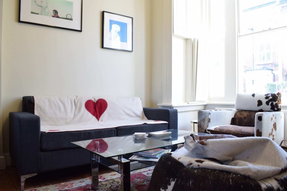 Фото Charming 2 Bedroom Home 3 Near Arsenal Station