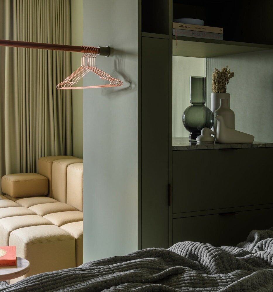 Фото Locke At Broken Wharf