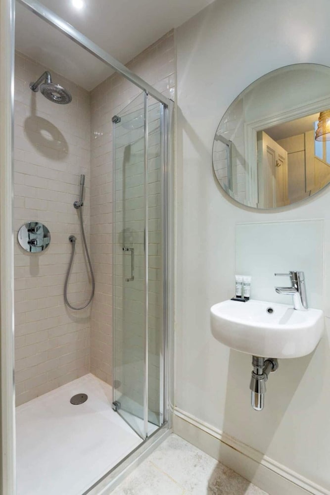 Фото Stunning 2 Bed Apt W Garden in Clapham