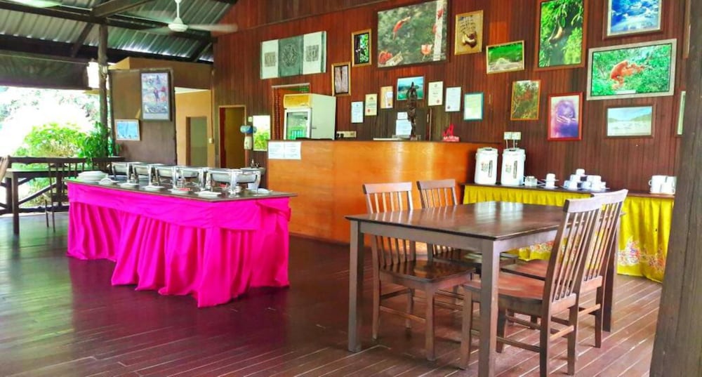 Фото Sukau Backpackers B&b