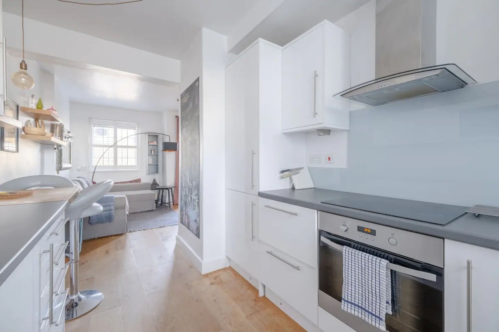 Фото Spacious 2 Bedroom Flat in Clapham With Balcony