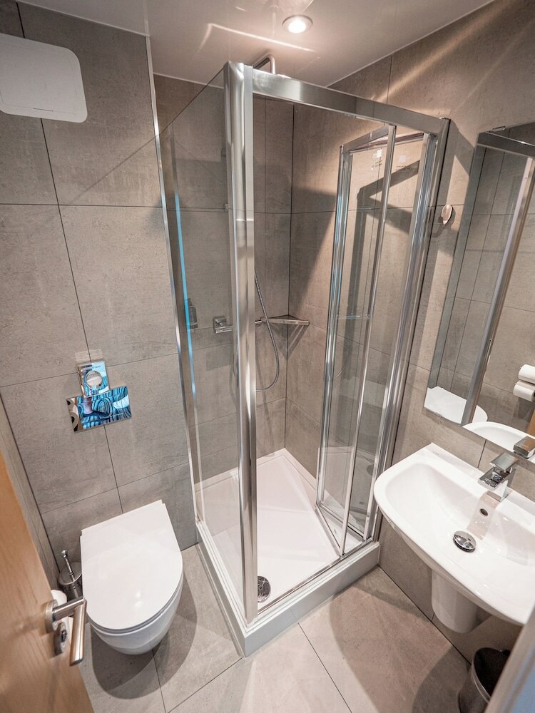 Фото Maiden Oval Hotel