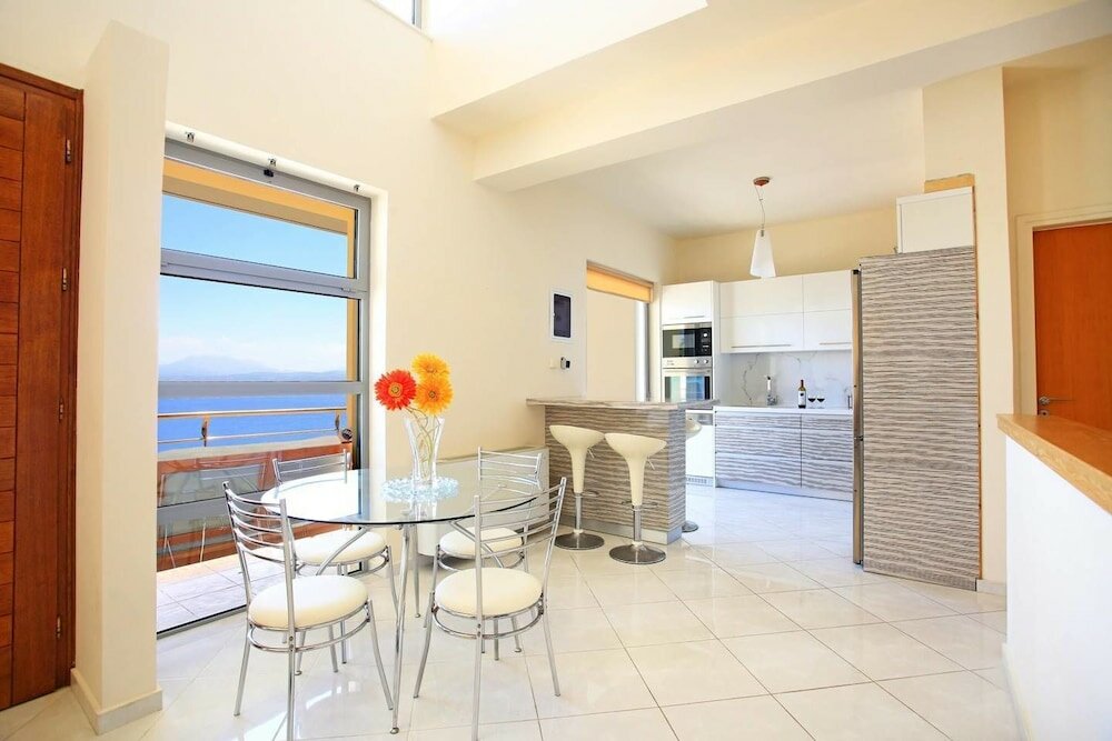 Фото Seafront home 4' walk to private beach