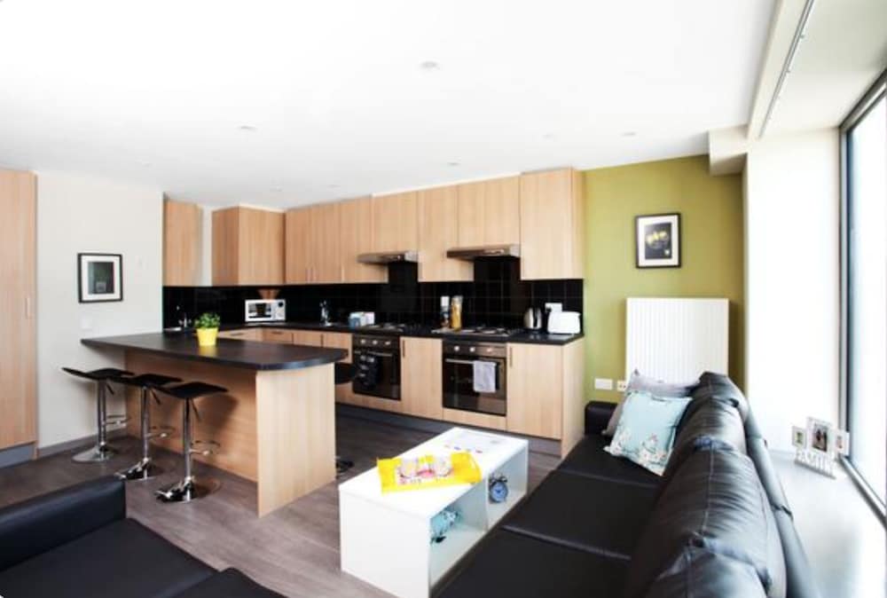 Фото Vibrant Rooms for Students Only - London