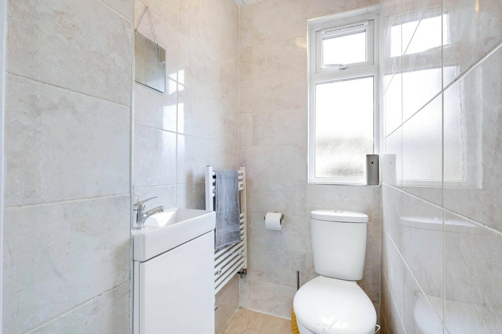 Фото 3 Bedroom House with Parking in Windsor