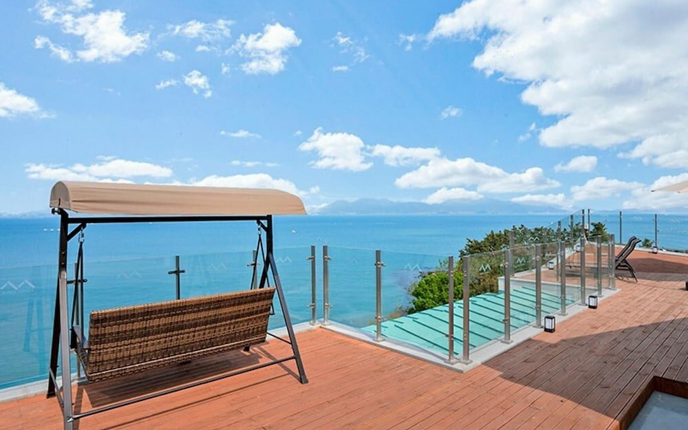 Фото Yeosu Marine Terrace Poolvilla