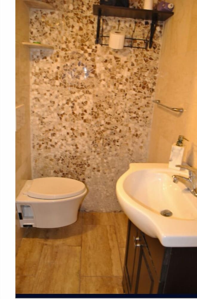 Фото Newark Hansbury Multi Level House