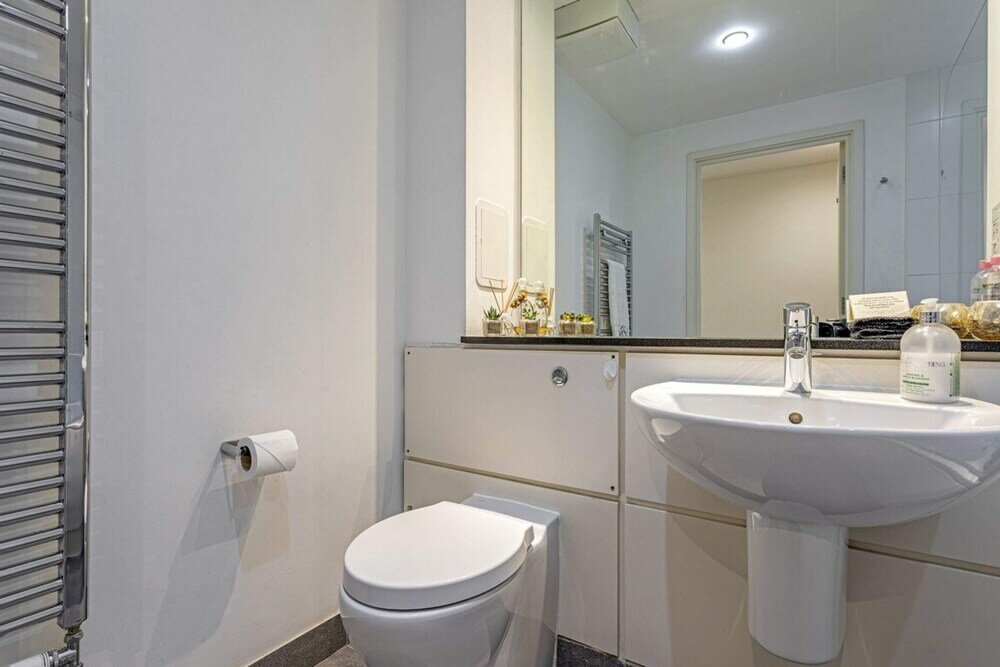 Фото Bright 1 Bedroom Apartment Near London Bridge With Balcony