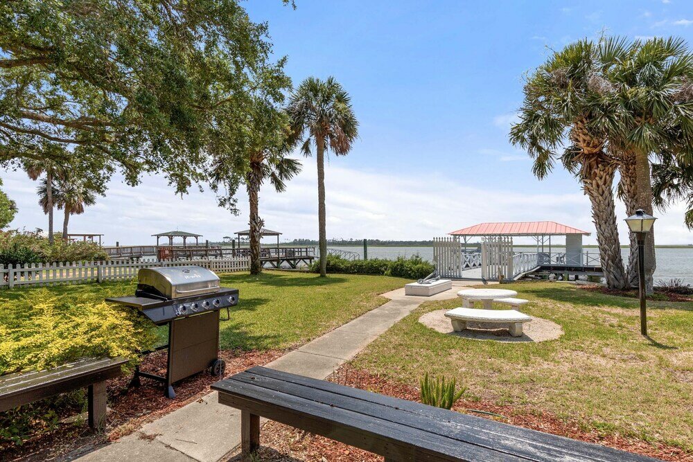 Фото 1401 Chatham Ave