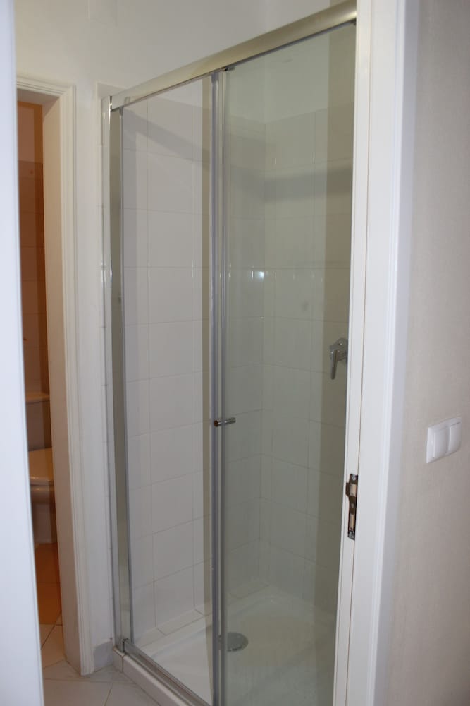 Фото Ericeira Chill Hill Hostel & Private Rooms - Peach Garden