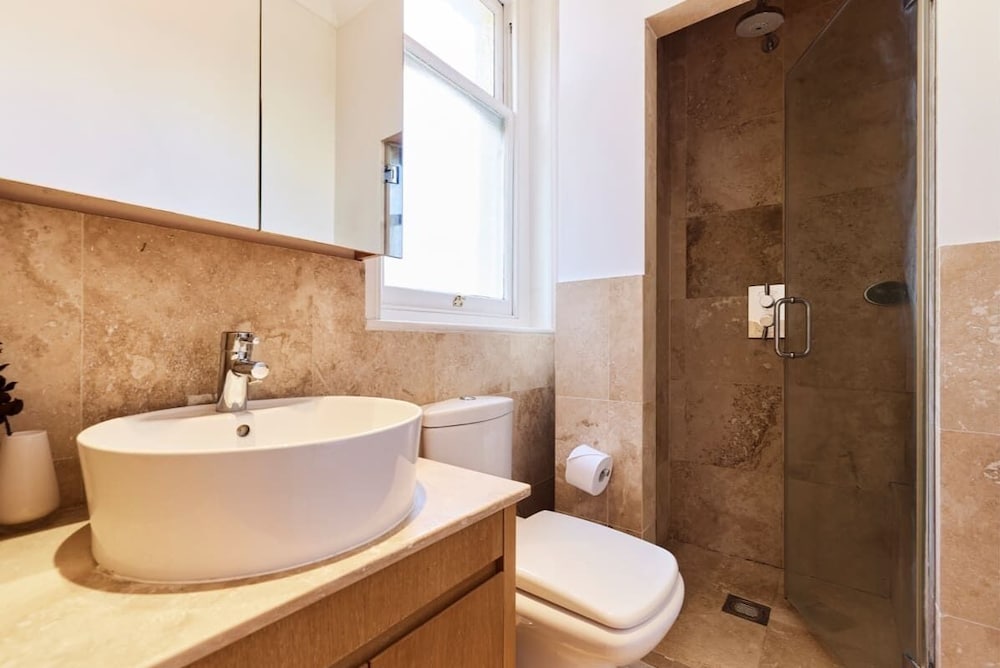 Фото The Barnet Escape - Exquisite 4bdr House With Garden + Patio