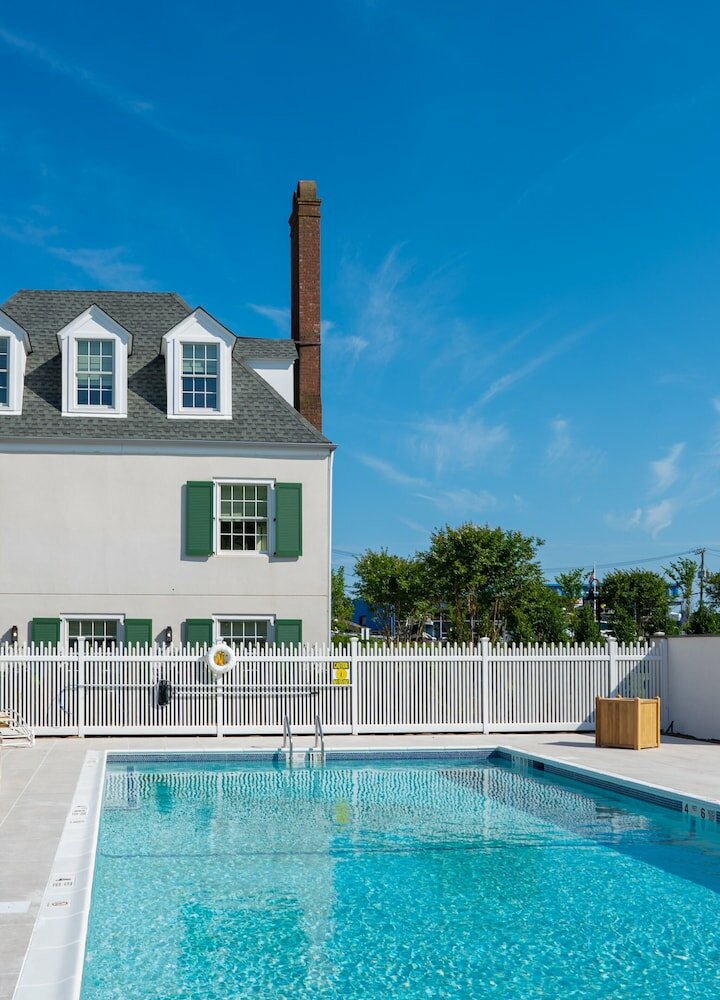 Фото Canoe Place Inn and Cottages