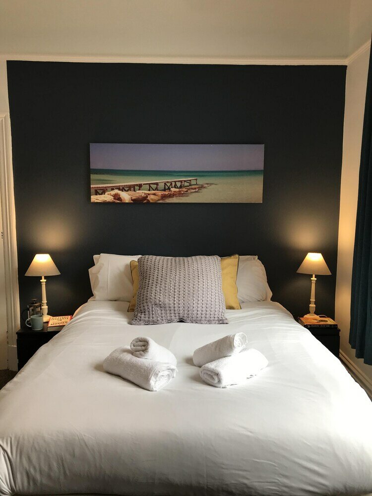 Фото Bright Spacious 3-bed With Office & Patio, Preston