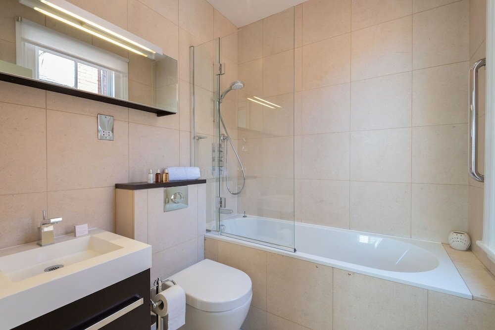 Фото Charming Home in Leafy Parsons Green