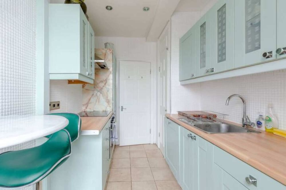 Фото Central and Spacious 2 Bedroom Flat in Kensington