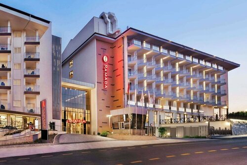 Гостиница Ramada Hotel & Suites в Кушадасы