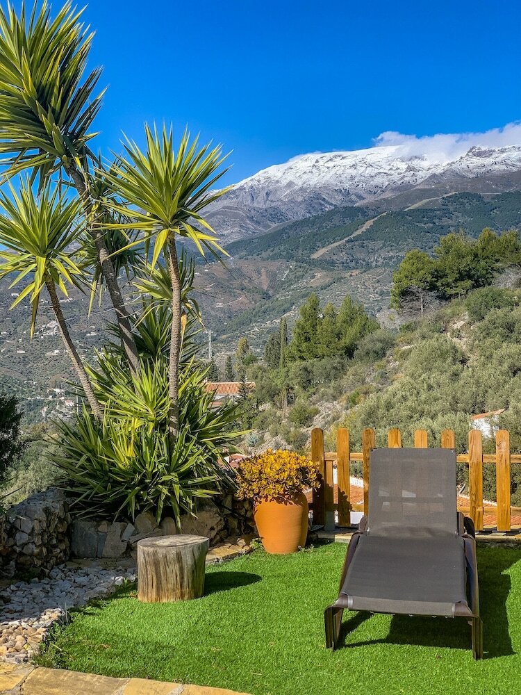 Фото Private, Bright, Spacious House with Pool & Hot Tub