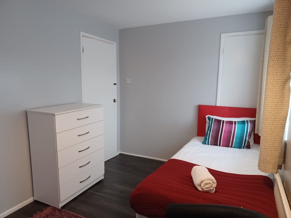 Фото Poynters House - Huku Kwetu Luton