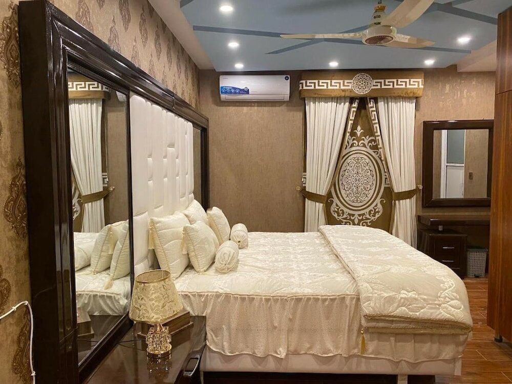 Фото Burj Al Bahria Town Luxury Suites