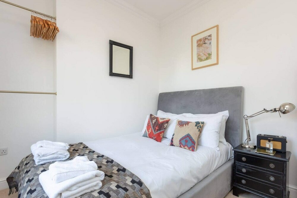 Фото Light and Spacious 1 Bedroom Maisonette - Brockley