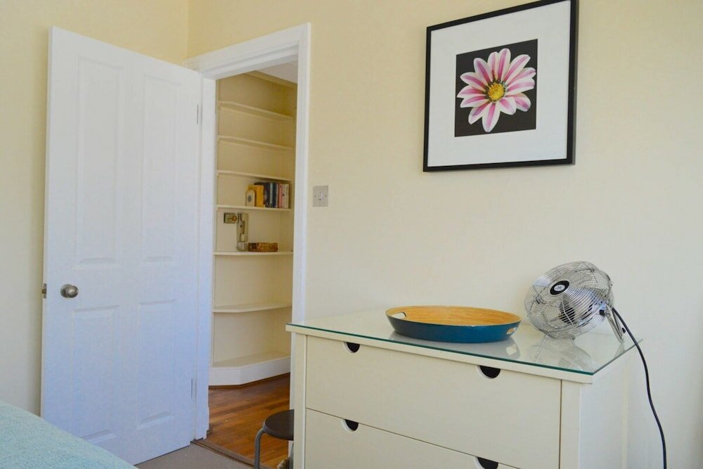 Фото Lovely Top Floor Flat in Leafy Fulham