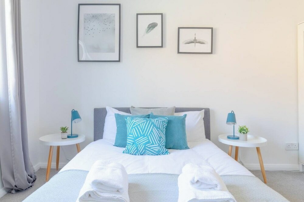 Фото Lovely 4 Bed House w Garden, 1 Stop to Waterloo