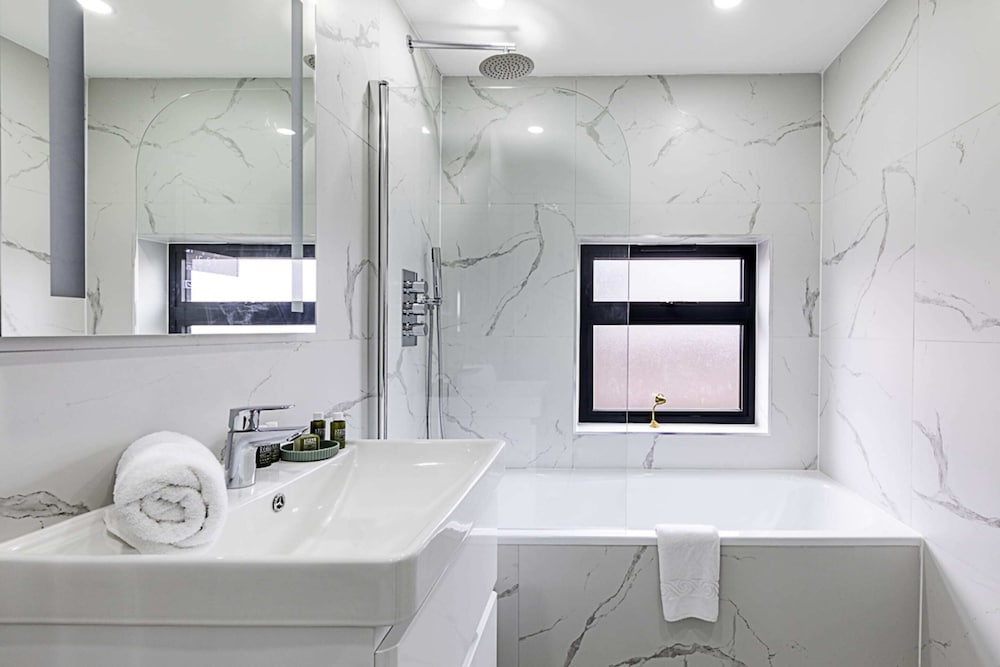 Фото Spacious and Beautiful Apartment In Hanwell