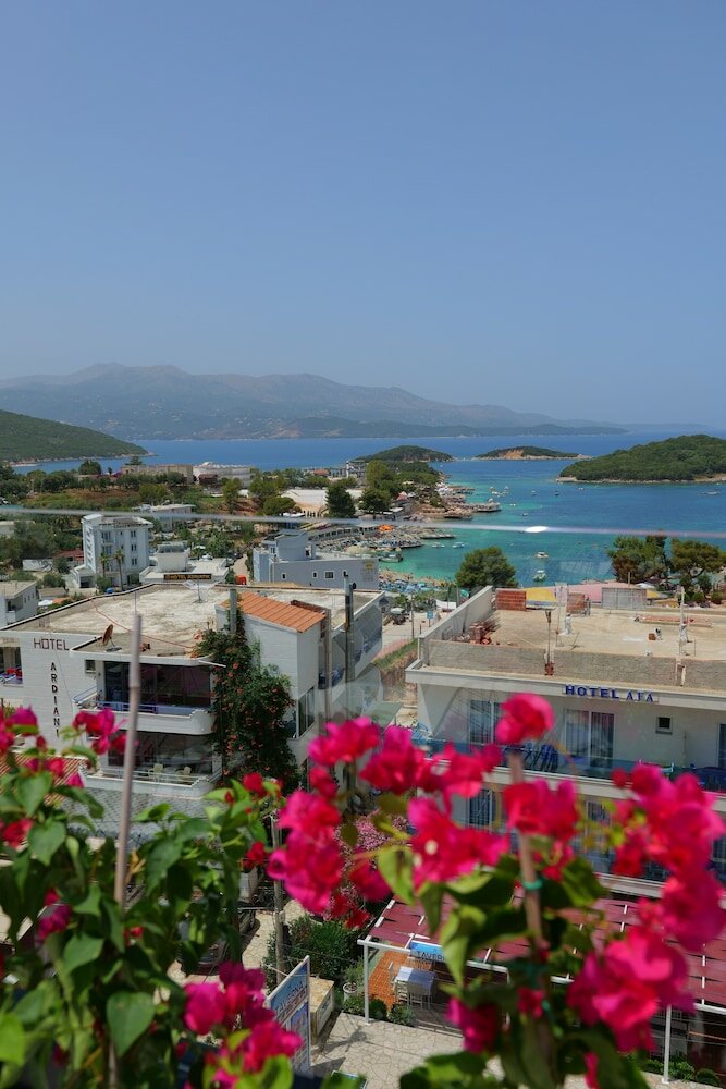 Фото 3 Island Hotel