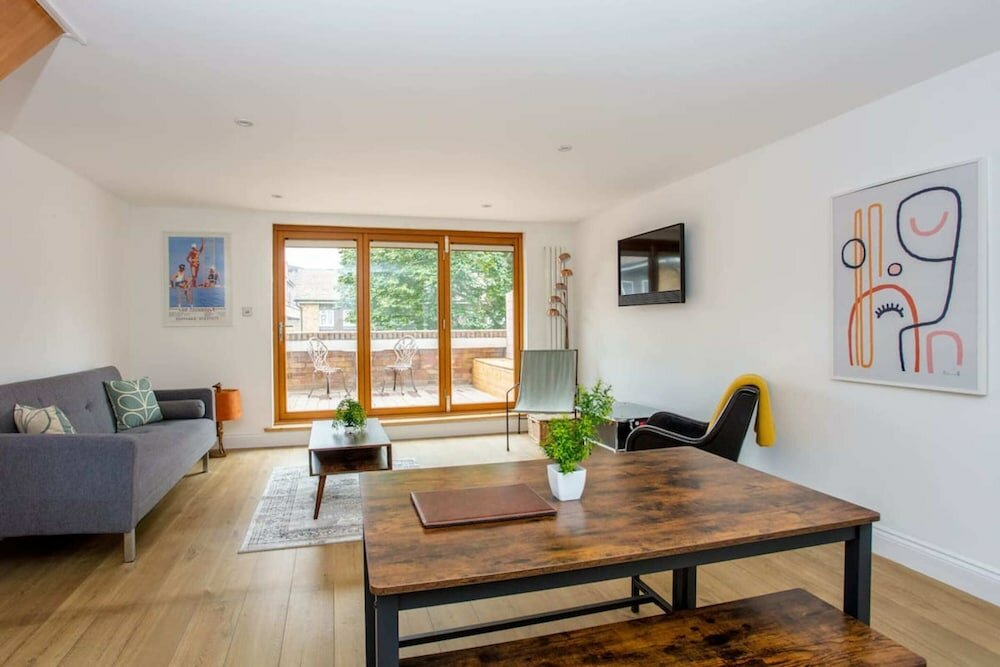 Фото Spacious 3 Bedroom Apartment With Large Balcony