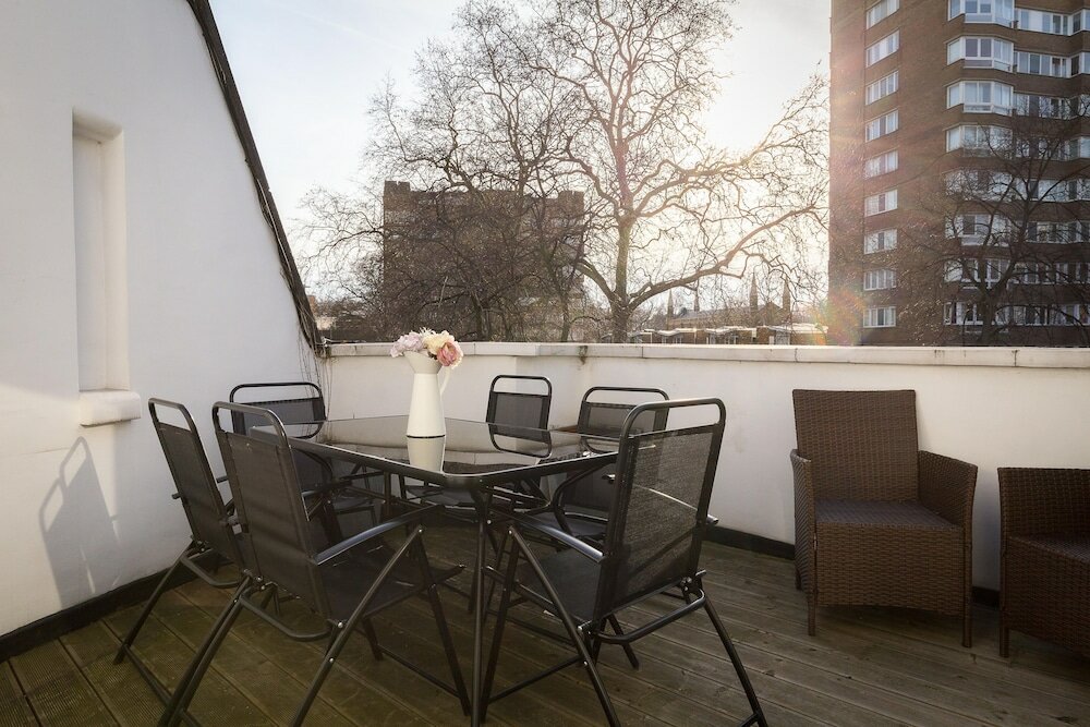 Фото The Oxford Street Retreat - Modern 3bdr in 2 Apartments