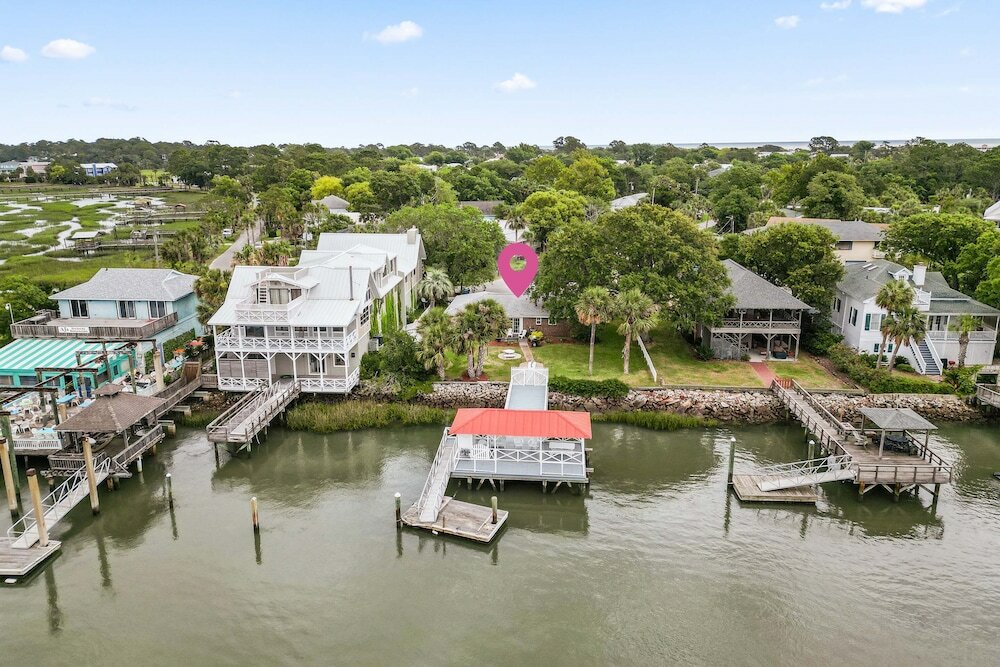 Фото 1401 Chatham Ave