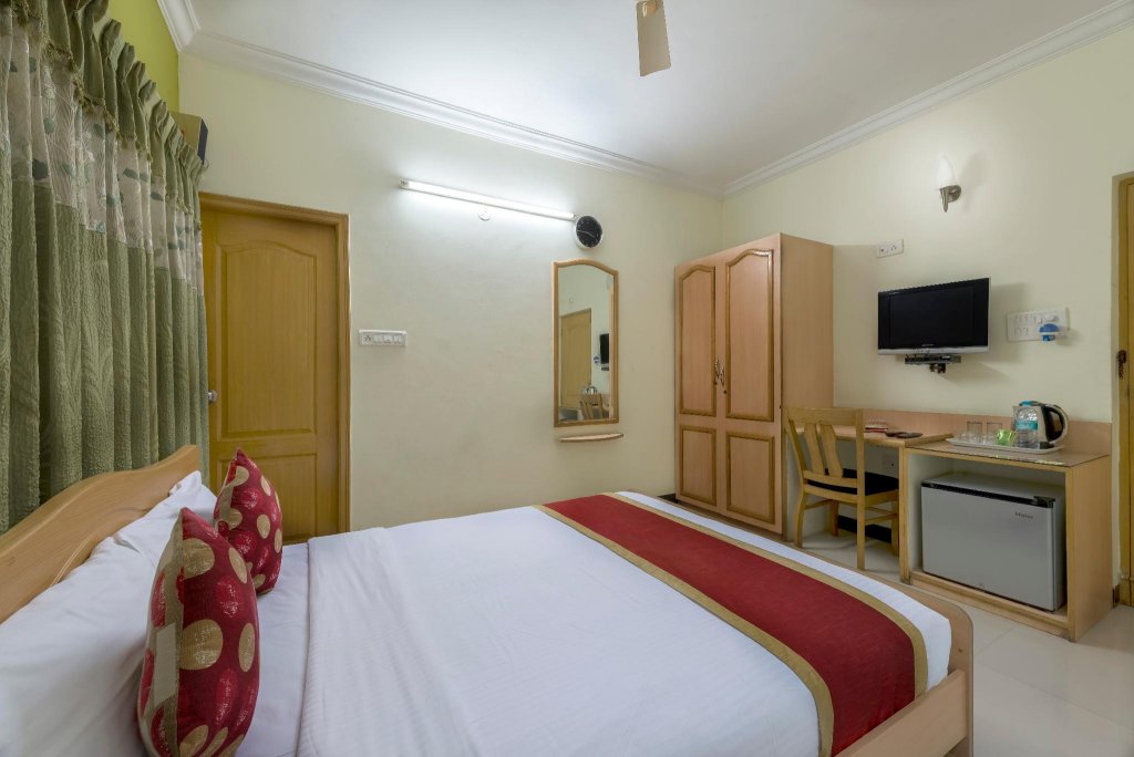 Фото Hotel Raj Comforts - Golf View