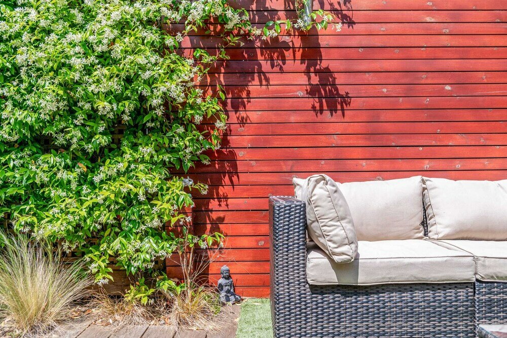 Фото Ealing's Cozy Garden Retreat