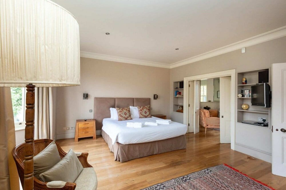 Фото Incredible 5 Bedroom House W/private Garden -wandsworth!