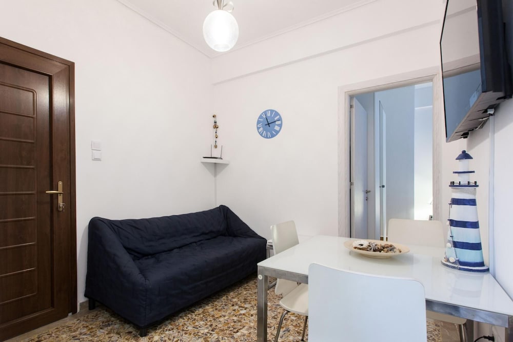 Фото Lovely 2 Bedroom apt in Metaxourgio Center