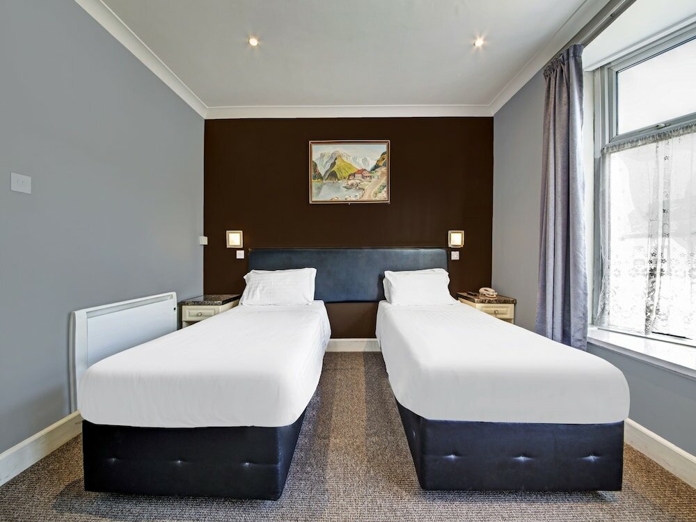 Фото Oyo Bostons Manor Hotel