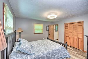 Eclectic Lake Cumberland Retreat: Fire Pit + Views (Kentucky, Russell County), hotel