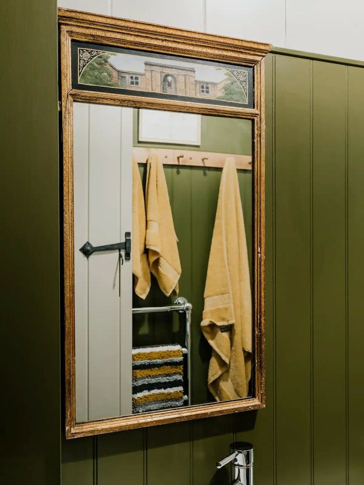 Фото Beautiful Listed Gatehouse in Great Area