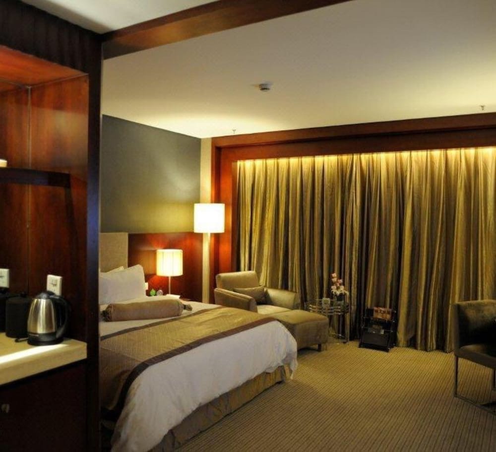 Фото Junyi Wangchao Hotel